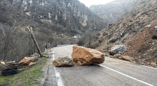 Tunceli-Erzincan karayoluna dev kaya parçaları düştü